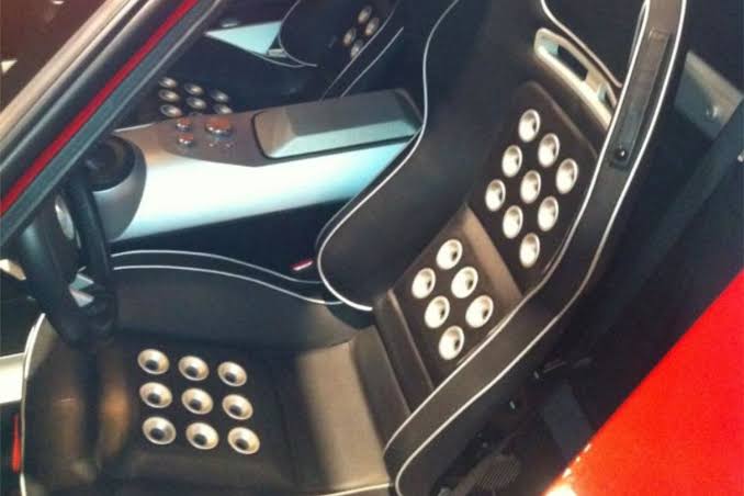 Sièges perforés de la Ford GT40