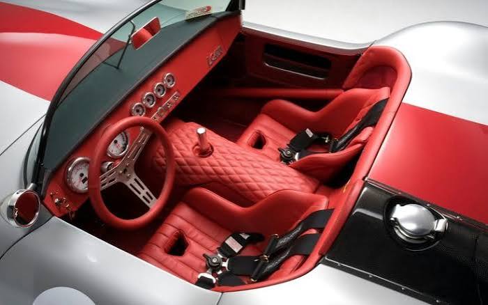 Cockpit rouge inspiré de l’AC Cobra
