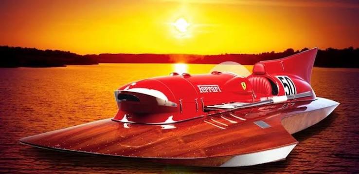 Hydroplane Ferrari historique au coucher du soleil