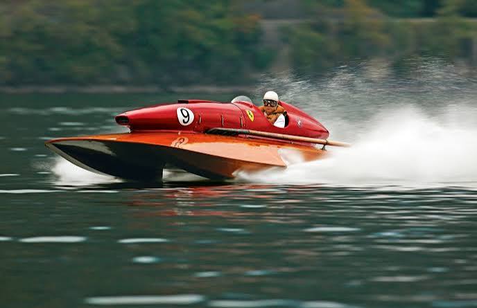 Hydroplane Ferrari numéro 9 en compétition