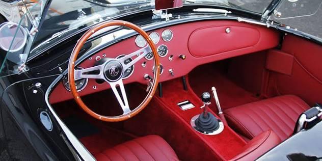 Cockpit classique avec volant en bois