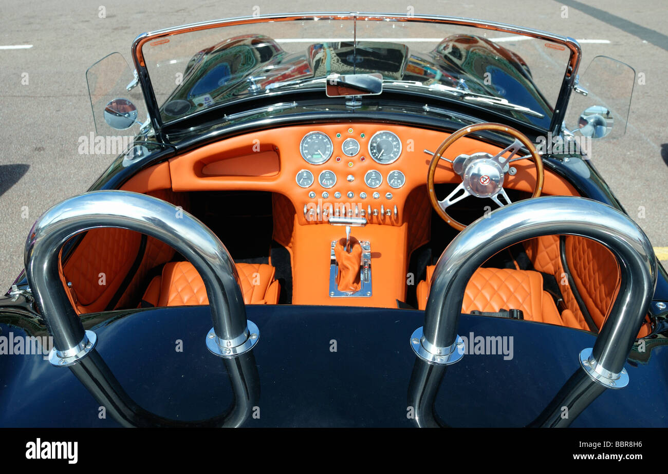 Tableau de bord et sellerie orange d’une AC Cobra